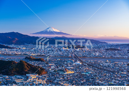 【静岡県】朝日が差し込んで輝く静岡の街並みの向こうに富士山 121998568