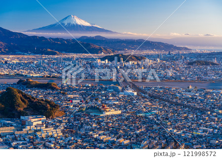 【静岡県】朝日が差し込んで輝く静岡の街並みの向こうに富士山 【静岡県】朝日が差し込んで輝く静岡の街並みの向こうに富士山 121998572