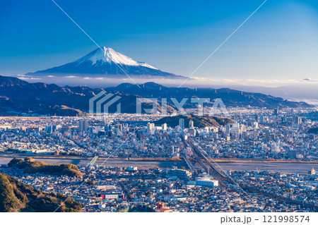 【静岡県】朝日が差し込んで輝く静岡の街並みの向こうに富士山 121998574
