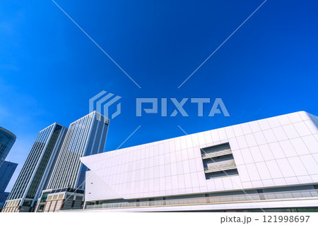 日本の横浜都市景観 みなとみらいのKアリーナなどを望む＝令和7年1月15日 121998697