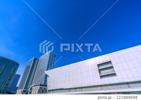 日本の横浜都市景観 みなとみらいのKアリーナなどを望む＝令和7年1月15日 121998698