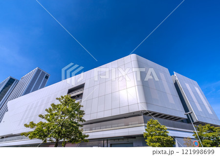 日本の横浜都市景観 みなとみらいのKアリーナなどを望む＝令和7年1月15日 121998699