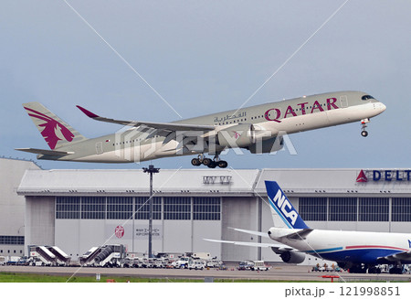 カタール航空A350-900飛行機の丘離陸上昇 カタール航空A350-900飛行機の丘離陸上昇 121998851