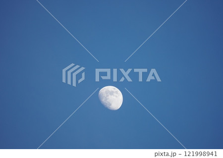 雲一つない青空に浮かぶ月 121998941