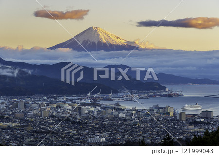 夜明けの静岡市日本平から清水港と富士山 121999043