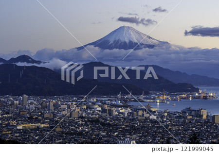 夜明けの静岡市日本平から清水港と富士山 121999045