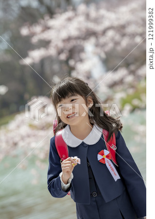 桜の咲く公園を楽しむランドセル姿の一年生 桜の咲く公園を楽しむランドセル姿の一年生 121999382