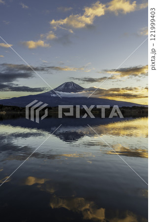 田貫湖の湖面に映る夜明けの富士山 121999403