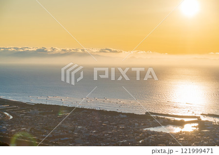 【静岡県】用宗(もちむね)漁港からシラス漁に一斉に出漁した漁船団 【静岡県】用宗(もちむね)漁港からシラス漁に一斉に出漁した漁船団 121999471