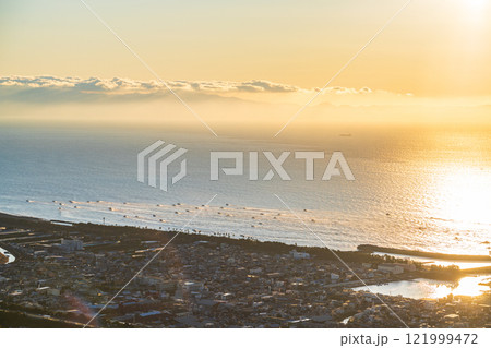 【静岡県】用宗(もちむね)漁港からシラス漁に一斉に出漁した漁船団 【静岡県】用宗(もちむね)漁港からシラス漁に一斉に出漁した漁船団 121999472