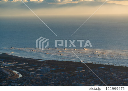 【静岡県】用宗（もちむね）漁港からシラス漁に一斉に出漁した漁船団 121999473