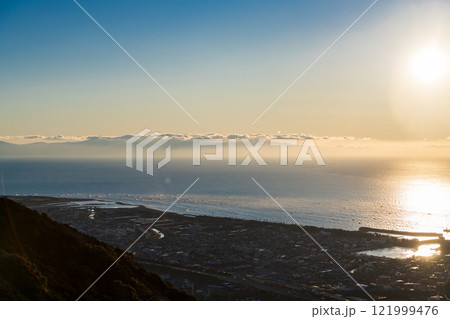 【静岡県】用宗（もちむね）漁港からシラス漁に一斉に出漁した漁船団 121999476