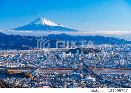 【静岡県】静岡の街並みの向こうに富士山　早朝 121999707