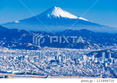 【静岡県】静岡の街並みの向こうに富士山　早朝 121999710