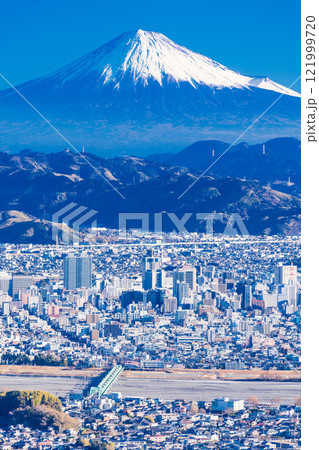 【静岡県】静岡の街並みの向こうに富士山　早朝 121999720