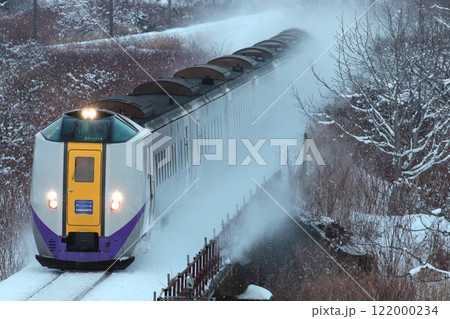 雪景色の長万部町を駆け抜けるキハ261系 雪景色の長万部町を駆け抜けるキハ261系 122000234
