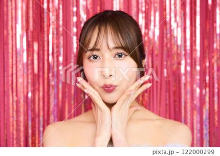 パーティールームの若い女性のファッションポートレート 122000299