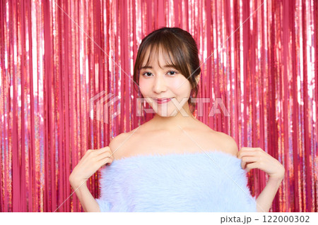 パーティールームの若い女性のファッションポートレート パーティールームの若い女性のファッションポートレート 122000302