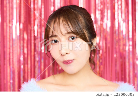 パーティールームの若い女性のファッションポートレート 122000308