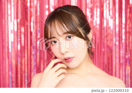 パーティールームの若い女性のファッションポートレート 122000310