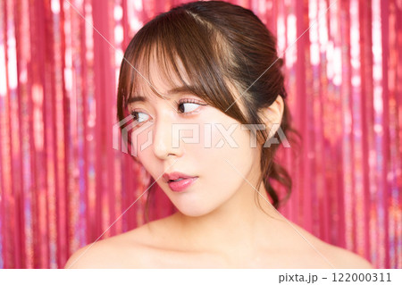 パーティールームの若い女性のファッションポートレート 122000311