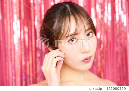 パーティールームの若い女性のファッションポートレート 122000320