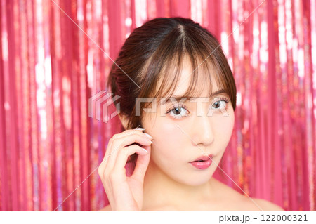 パーティールームの若い女性のファッションポートレート パーティールームの若い女性のファッションポートレート 122000321
