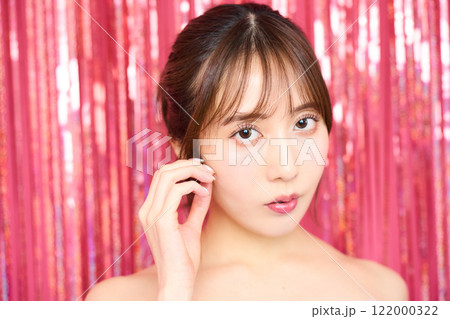 パーティールームの若い女性のファッションポートレート パーティールームの若い女性のファッションポートレート 122000322