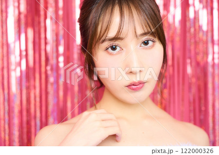 パーティールームの若い女性のファッションポートレート 122000326