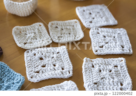 木のテーブルの上に置かれたコースター 122000402