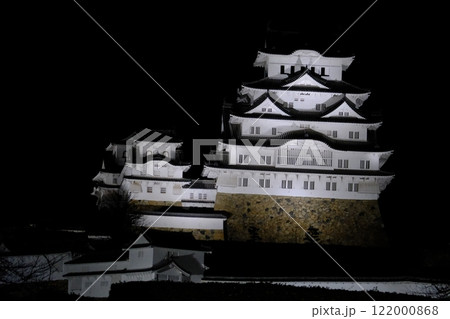 ライトアップされる姫路城の美しい夜景 122000868