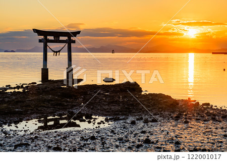 冬の永尾剱神社の鳥居と夕日 干潮時 熊本県宇城市 冬の永尾剱神社の鳥居と夕日 干潮時 熊本県宇城市 122001017