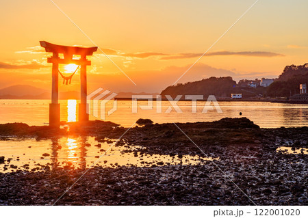 冬の永尾剱神社の鳥居と夕日 干潮時 熊本県宇城市 冬の永尾剱神社の鳥居と夕日 干潮時 熊本県宇城市 122001020