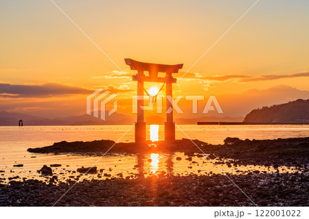 冬の永尾剱神社の鳥居と夕日　干潮時　熊本県宇城市 122001022