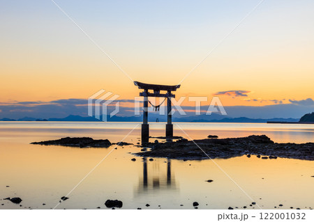 日没後の冬の永尾剱神社の鳥居 干潮時 熊本県宇城市 日没後の冬の永尾剱神社の鳥居 干潮時 熊本県宇城市 122001032