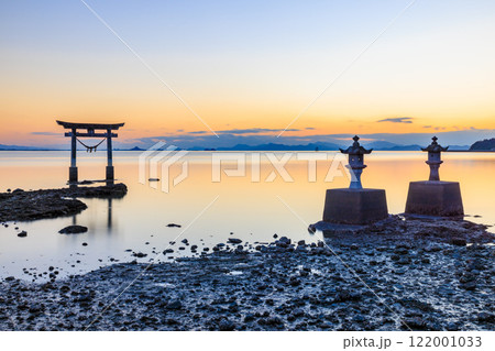 日没後の冬の永尾剱神社の鳥居 干潮時 熊本県宇城市 日没後の冬の永尾剱神社の鳥居 干潮時 熊本県宇城市 122001033