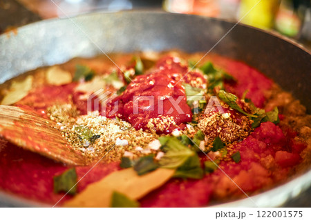 Freshly prepared pasta or pizza sauce 122001575