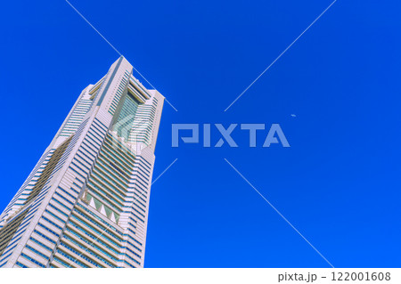 日本の横浜都市景観 航空機や桜木町駅前の横浜ランドマークタワーなどを望む＝令和7年1月13日 122001608