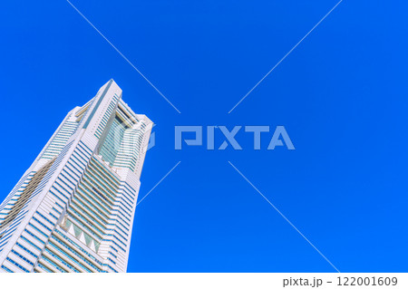 日本の横浜都市景観 航空機や桜木町駅前の横浜ランドマークタワーなどを望む＝令和7年1月13日 122001609