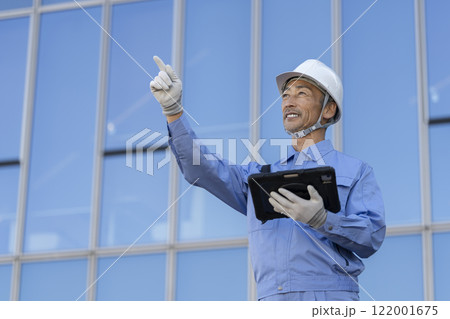 ビルの点検作業をする60代の作業員 122001675