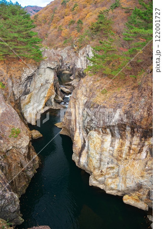 紅葉に囲まれた日光市龍王峡　むささび橋から鬼怒川の上流を望む 122001727