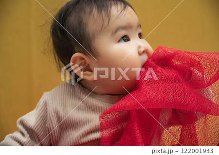 黄色バックでお座りする赤ちゃん 黄色バックでお座りする赤ちゃん 122001933