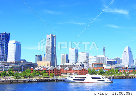 神奈川県横浜市、横浜赤レンガ倉庫とランドマークタワーの風景 122002083