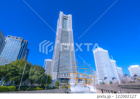 日本の横浜都市景観 日本丸や桜木町駅前の横浜ランドマークタワーなどを望む＝令和7年1月13日 122002127