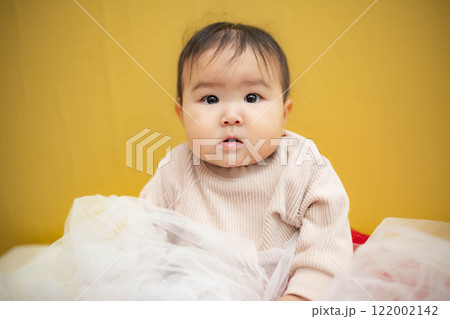 白い布で遊んでいる赤ちゃん 白い布で遊んでいる赤ちゃん 122002142