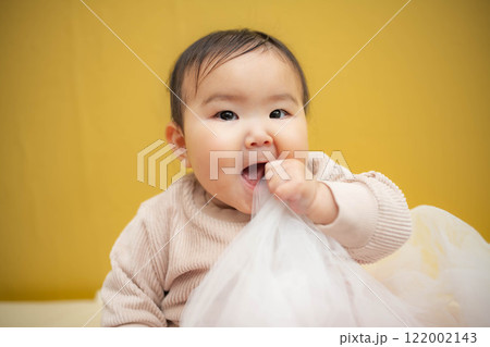 白い布で遊んでいる赤ちゃん 122002143