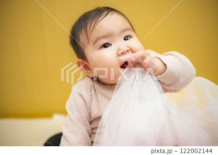 白い布で遊んでいる赤ちゃん 白い布で遊んでいる赤ちゃん 122002144