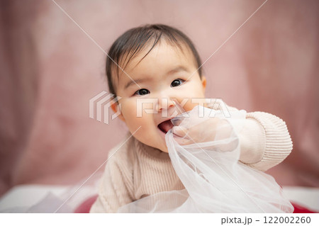 ピンクバックで座っている赤ちゃん ピンクバックで座っている赤ちゃん 122002260