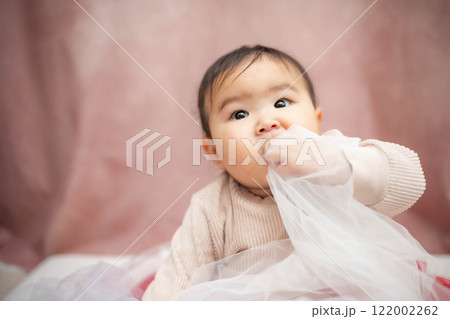 ピンクバックで座っている赤ちゃん 122002262