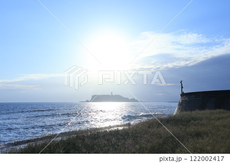 秋の鎌倉・七里ヶ浜海岸の風景 122002417